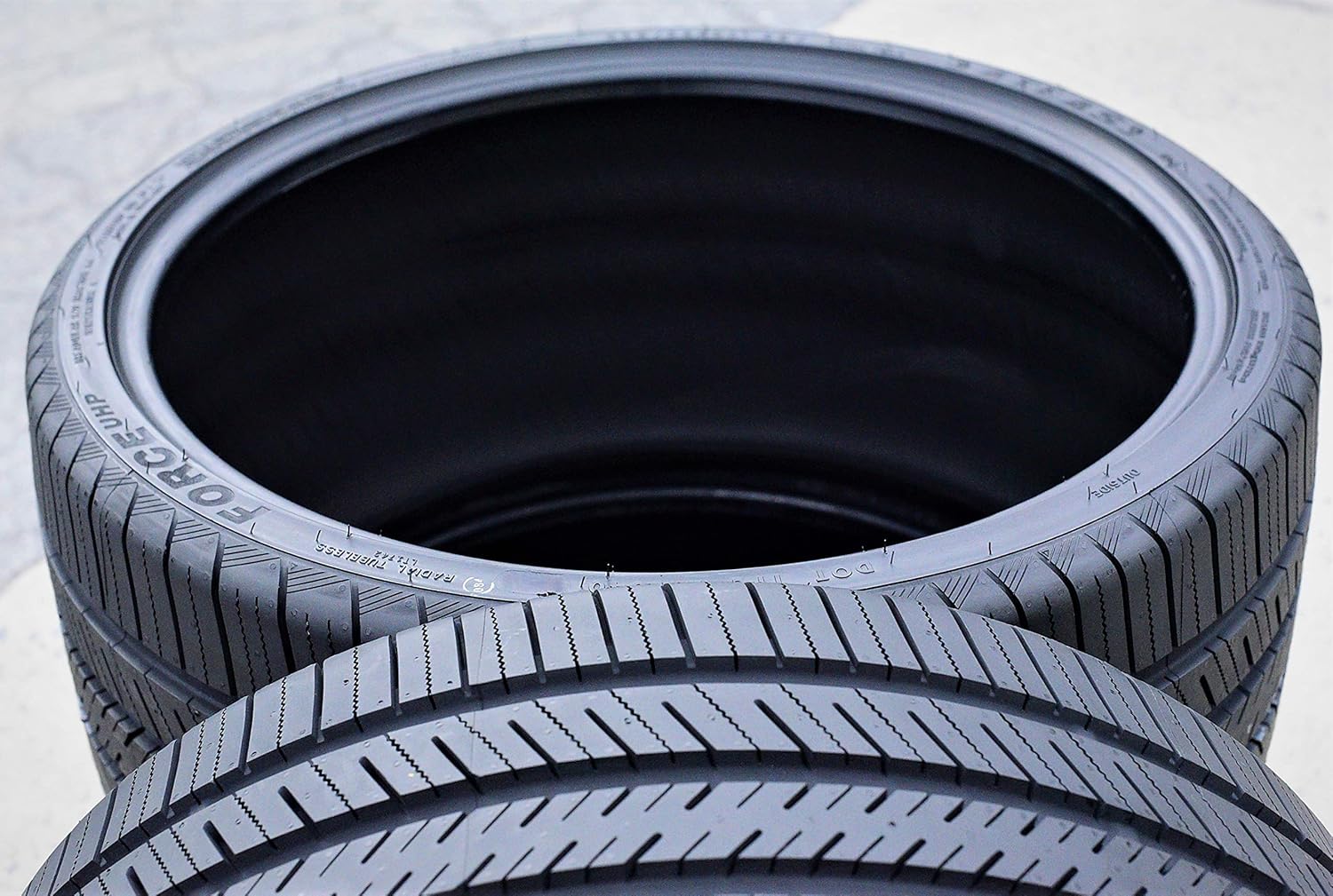 295/25R20 All-Season High Performance Radial Tire O6232